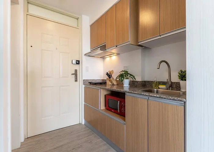732 Express Condotel, 3 Minutes To Airport, With Gym & Pool Fast Wi-fi, Free Netflix