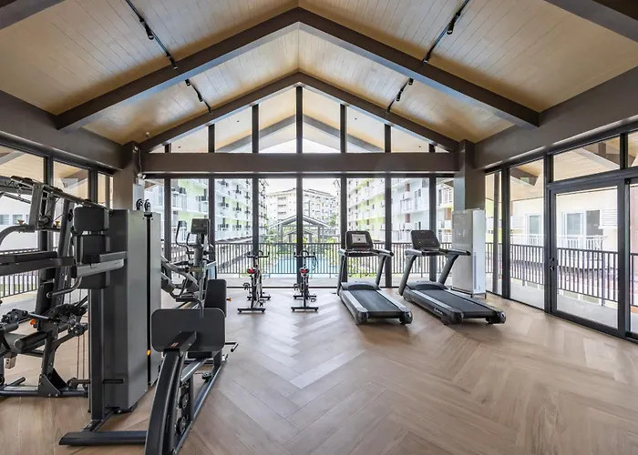 732 Express Condotel, 3 Minutes To Airport, With Gym & Pool Fast Wi-fi, Free Netflix